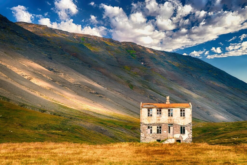 derelict-building-4019880_1280
